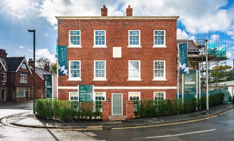 Rightsize to a supersize home in fashionable Midhurst